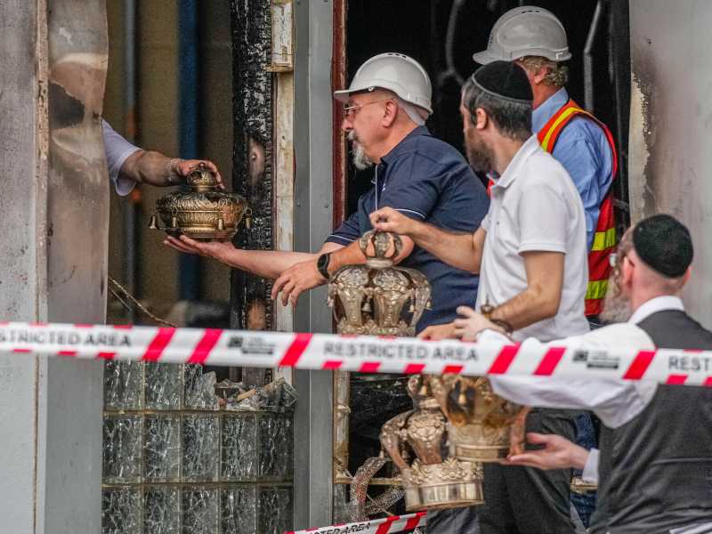 I fedeli recuperano oggetti dalla sinagoga bruciata il 6 dicembre 2024 a Melbourne, Australia (Foto di Asanka Ratnayake/Getty Images)&nbsp;<br />
