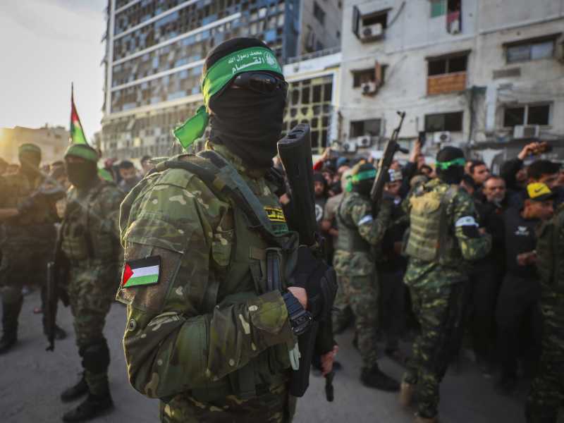 Combattenti delle Brigate Qassam, l'ala militare di Hamas, durante lo scambio di ostaggi e prigionieri di domenica 19 gennaio (AP Photo/Abed Hajjar) <br />
