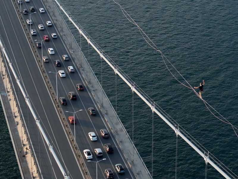 Jaan Roose cammina sulla corda accanto al ponte fra Asia ed Europa a Instanbul (foto Getty)&nbsp;<br />