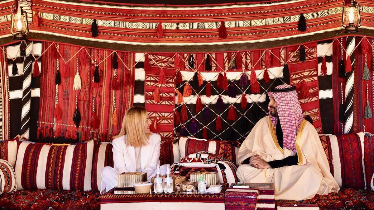 Immagine di Santanchè, 007 e Albania: Meloni passa dalla tenda di bin Salman a quella del circo di Palazzo Chigi