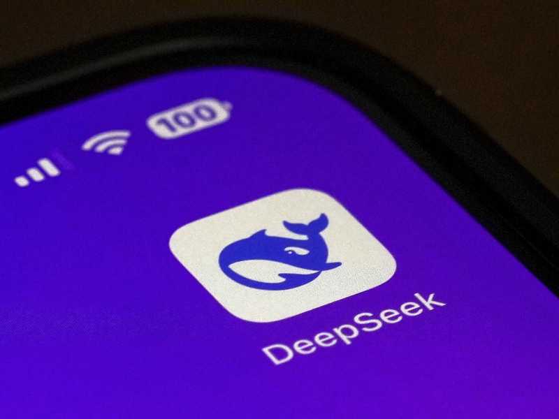 DeepSeek sotto attacco hacker. Colpa dell’inesperienza o di aver scavalcato “il fossato”