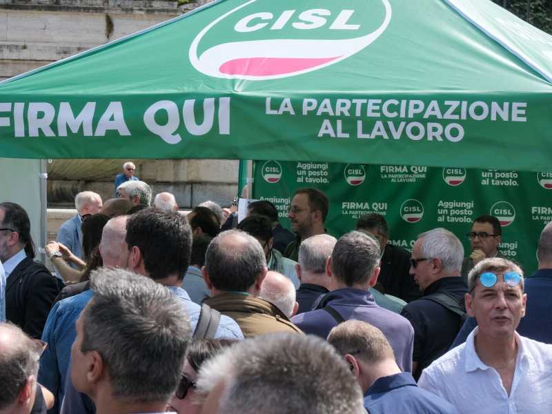 La Cisl a Roma raccoglie le firme per la proposta di legge sulla partecipazione dei lavoratori alla gestione delle imprese (LaPresse)&nbsp;<br />