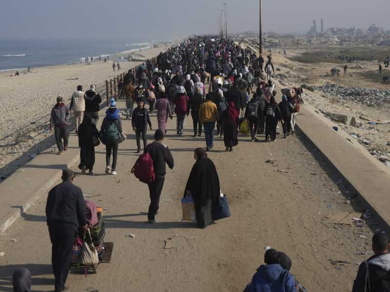 Palestinesi sfollati fanno rientro alle loro case nel nord della Striscia di Gaza (LaPresse) <br />