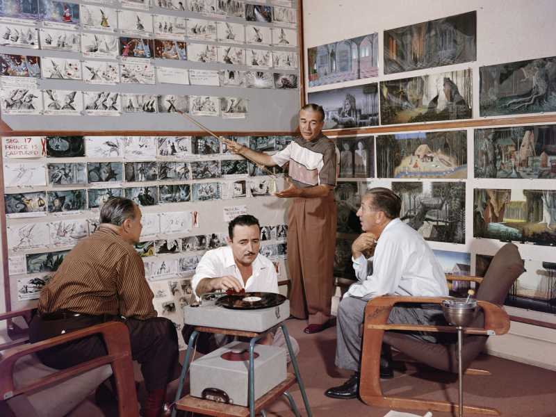 Walt Disney (a destra) ascolta un animatore parlare degli storyboard di &ldquo;La bella addormentata&rdquo; mentre Les Clark fa suonare un disco (Foto Getty)
