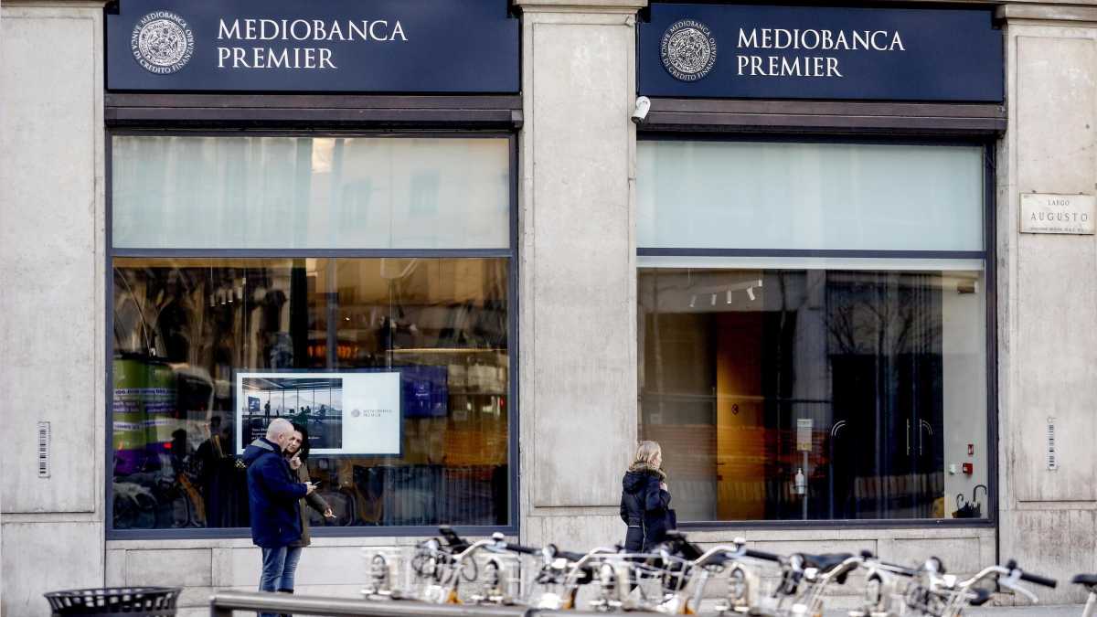 Immagine di Il governo teme una controfferta su Mediobanca. Perciò servono 2,5 miliardi per migliorare l’Ops