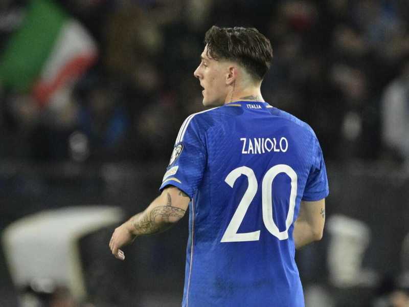 Nicolò Zaniolo con la maglia della Nazionale durante la partita delle qualificazioni a Euro 2024 Italia - Macedonia del Nord (foto LaPresse)<br />