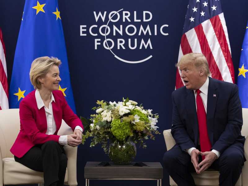 Donald Trump e Ursula von der Leyen nel 2020 al World Economic Forum di Davos (LaPresse) <br />