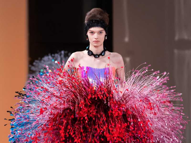 Uno dei look più spettacolari della prima sfilata couture di Kevin Germanier, trentenne di Sierre, in Svizzera (foto courtesy Germanier) <br />