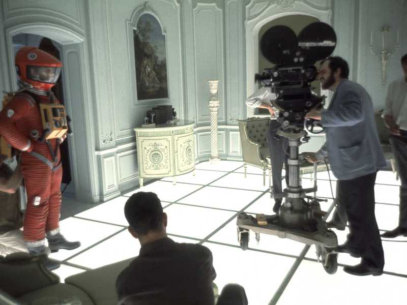 Stanley Kubrick prova l'inquadratura sul set di "2001: Odissea nello spazio". Sulla sinistra, l'attore Keir Dullea in tuta spaziale (Keith Hamshere/Getty)&nbsp;<br />