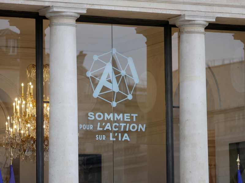 Il logo dell'AI Action Summit sulla facciata dell'Eliseo il 10 febbraio 2025 (Foto di Chesnot/Getty Images) <br />