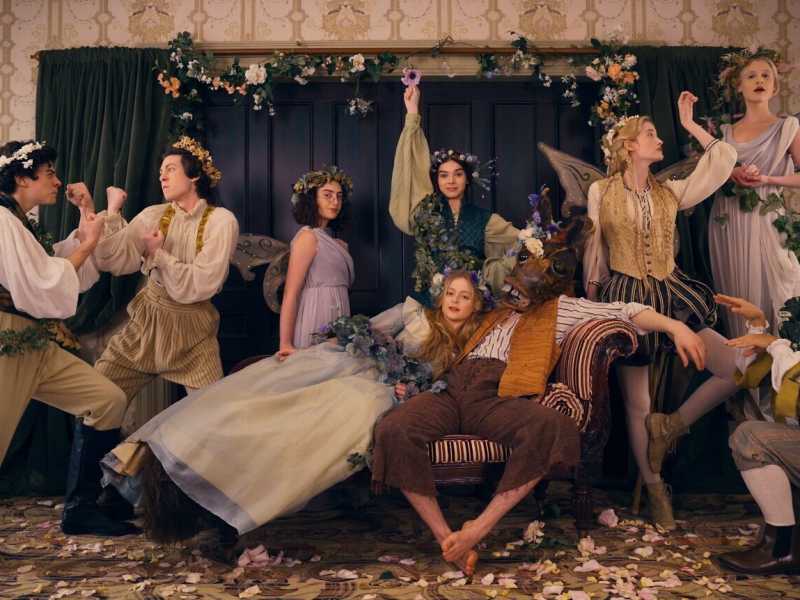 &ldquo;Dickinson&rdquo;, con Hailee Steinfeld (in piedi al centro), &egrave; un racconto anacronistico con una Emily rock&nbsp;