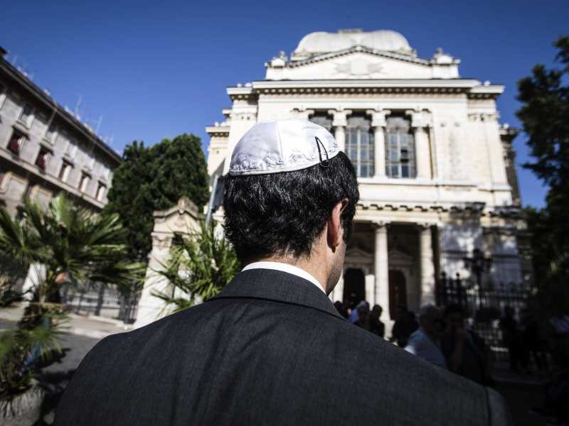 Antisemitismo in Italia: nell'ultimo anno raddoppiano i casi. Cresce soprattutto l'odio online