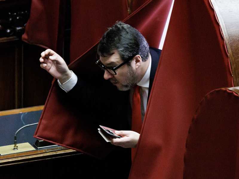 Salvini, il brutalista. Non risponde ai messaggi di Meloni. Vuole Borghi al posto di Romeo, che dice: "Chiedo cambio di linea Lega"