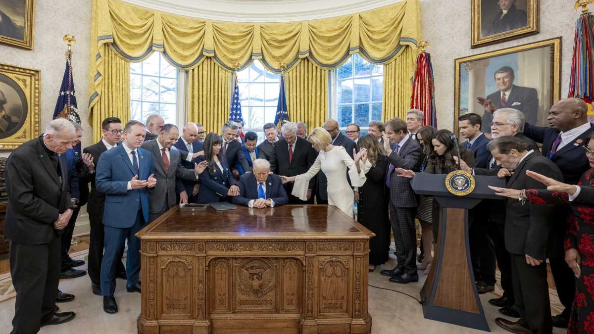 Immagine di L'Ufficio della Fede di Trump, senza cattolici inginocchiati davanti a lui