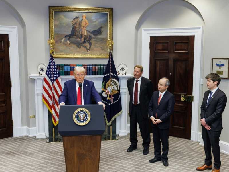 Trump durante la conferenza stampa nella Roosevelt Room della Casa Bianca il 21 gennaio scorso mentre annuncia il piano per le infrastrutture Ai (foto Epa, via Ansa) <br />
