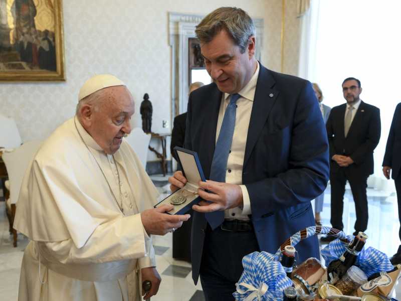 il presidente ministro Markus Söder con Papa Francesco (LaPresse)