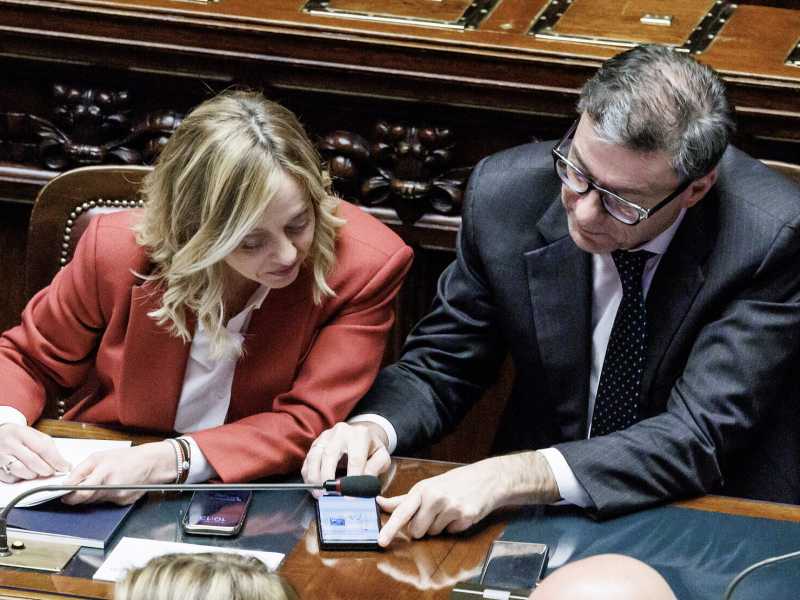 Giorgetti guarda a Merz, impensierito da Trump e "ferito" da Meloni sul caro bollette. Salta il Cdm