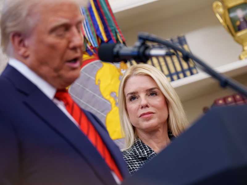 Donald Trump e Pam Bondi nello Studio Ovale della Casa Bianca il 5 febbraio 2025 (Foto di Andrew Harnik/Getty Images)&nbsp;<br />