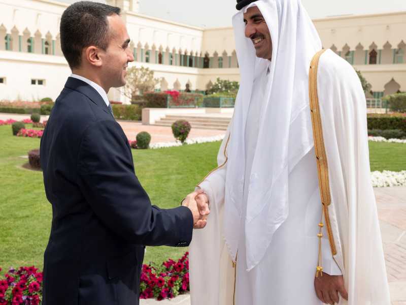 Luigi Di Maio con l&rsquo;emiro del Qatar Al Thani nel 2022 (foto Getty)&nbsp;<br />