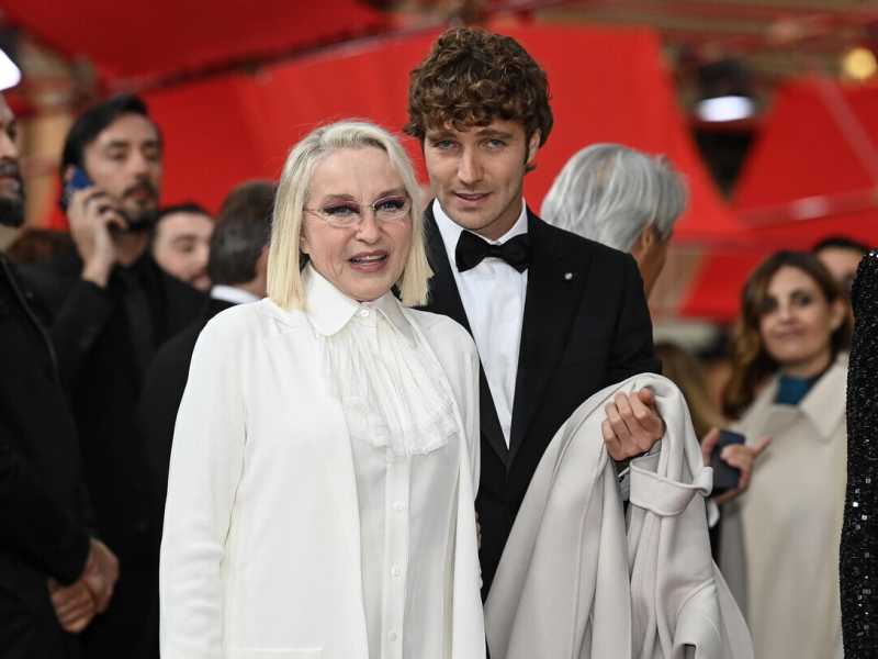 Eleonora Giorgi con il figlio Paolo Ciavarro alla 69ma edizione dei Premi David di Donatello a Cinecittà (Ansa) <br />