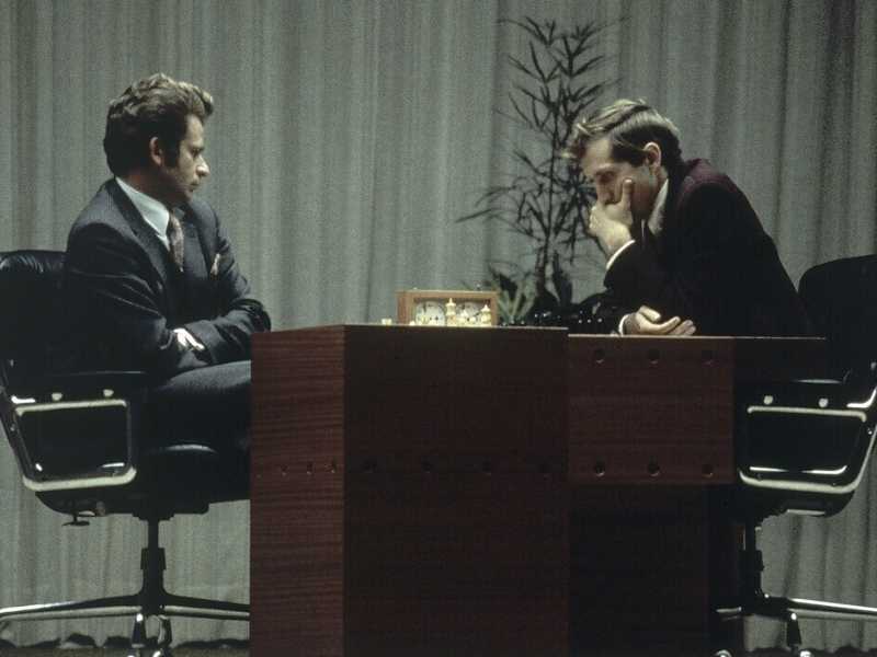 Bobby Fischer, a destra, e Boris Spassky giocano la loro ultima partita insieme a Reykjavik, Islanda, 31 agosto 1972 (foto LaPresse)