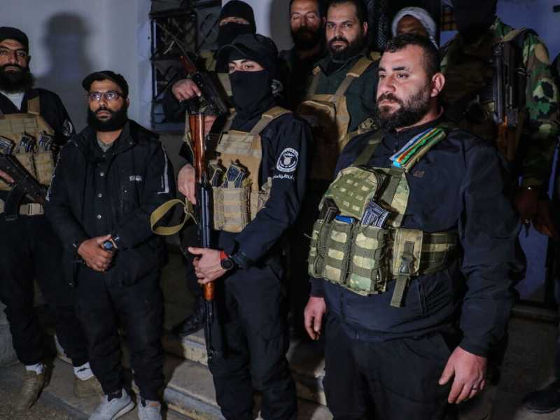 Le forze di sicurezza di Jaramana, in una foto successiva all'attacco al checkpoint (foto Getty)&nbsp;<br />