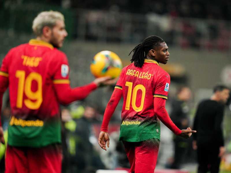 Theo Hernandez e Rafael Leão con addosso la quarta maglia del Milan nella partita contro la Lazio (foto LaPresse)<br />