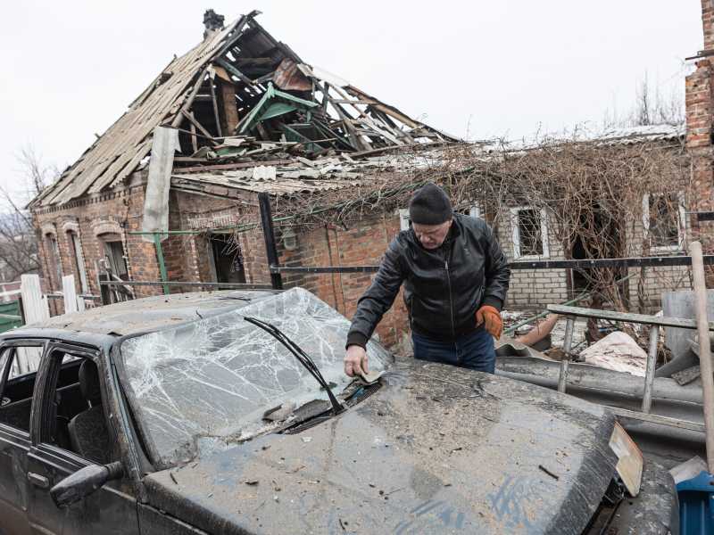 Un residente pulisce la sua auto, danneggiata da un bombardamento russo su Kostiantynivka, Ucraina (Diego Herrera Carcedo / Getty Images)&nbsp;<br />