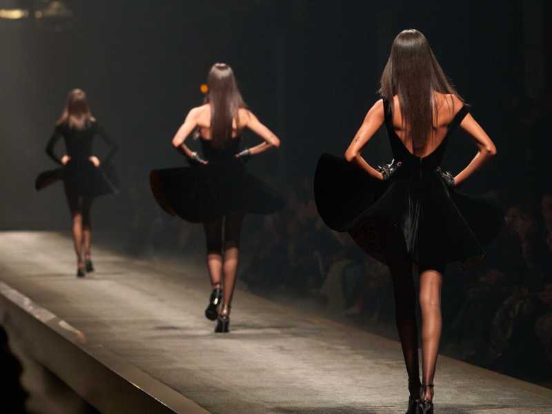 Un'immagine dall'uscita finale della sfilata Versace autunno-inverno 2025, appena presentata a Milano