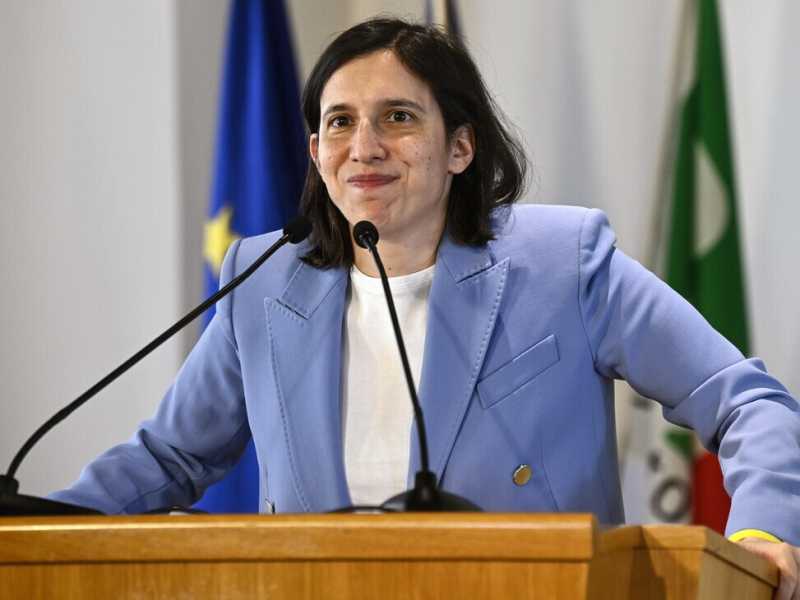 Elly la quantica. “Esercito europeo sì, riarmo no”. Il Pd ora è un elettrone