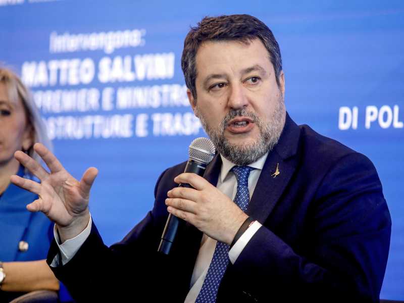 Salvini atomico: attacca i giudici e Macron. In attesa del congresso, ogni giorno è una sparata
