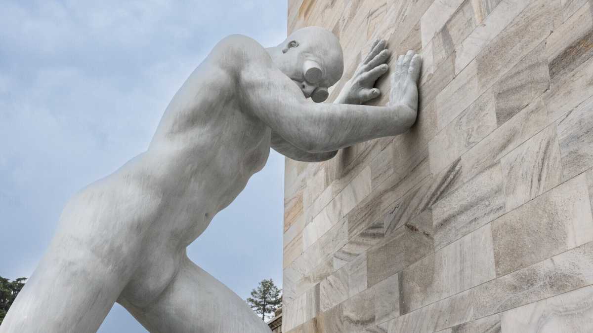 Immagine di Un verso di Bianconi contro le agghiaccianti sculture in piazza a Firenze