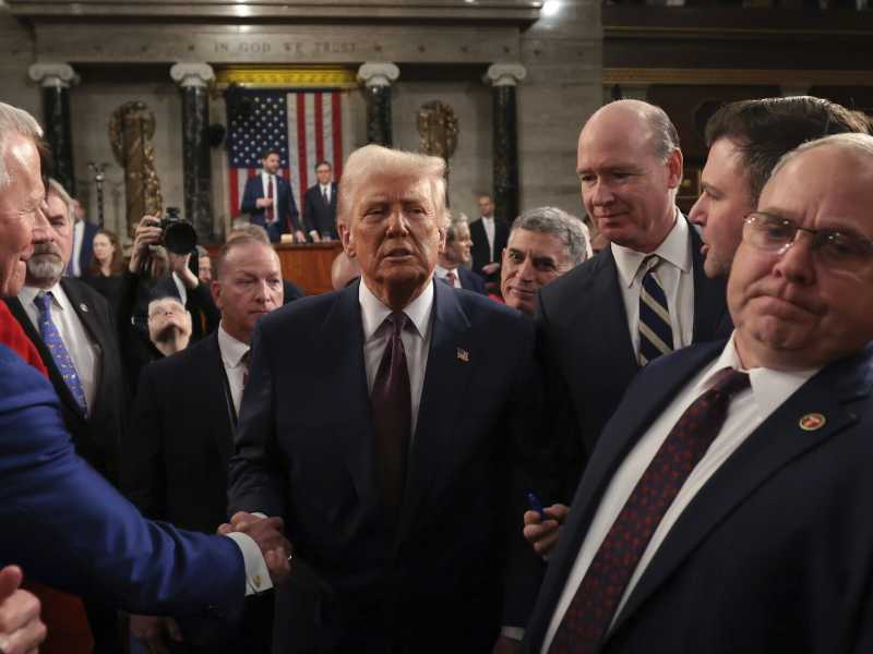 Il presidente Trump dopo il discorso al Congresso  del 4 marzo scorso (foto Ap)&nbsp;<br />