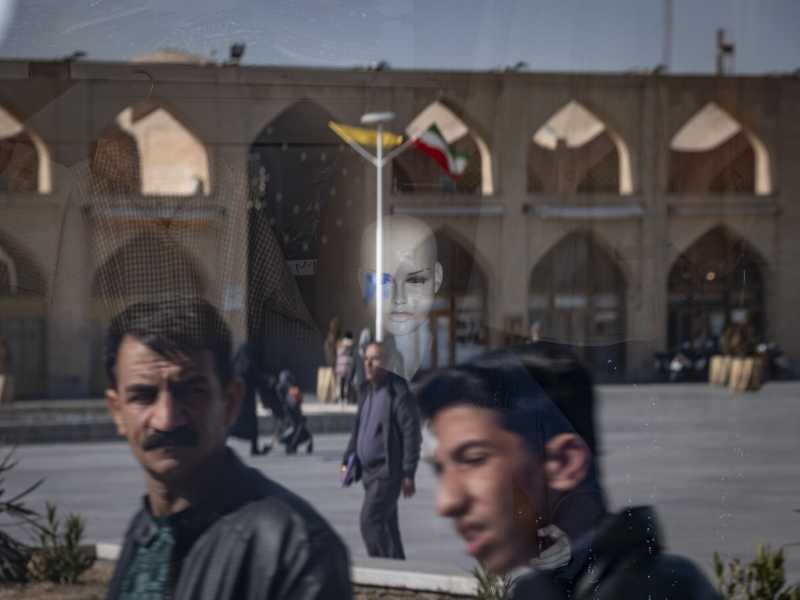 Un manichino in una vetrina di Isfahan, Iran, il 19 febbraio 2025 (Foto di Morteza Nikoubazl/NurPhoto tramite Getty Images) <br />