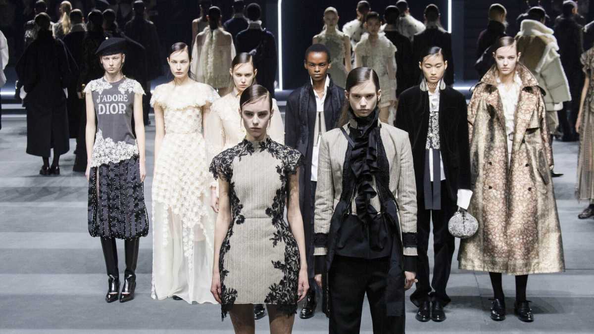 Immagine di Ma il corsetto no. La nuova moda guarda troppo al passato