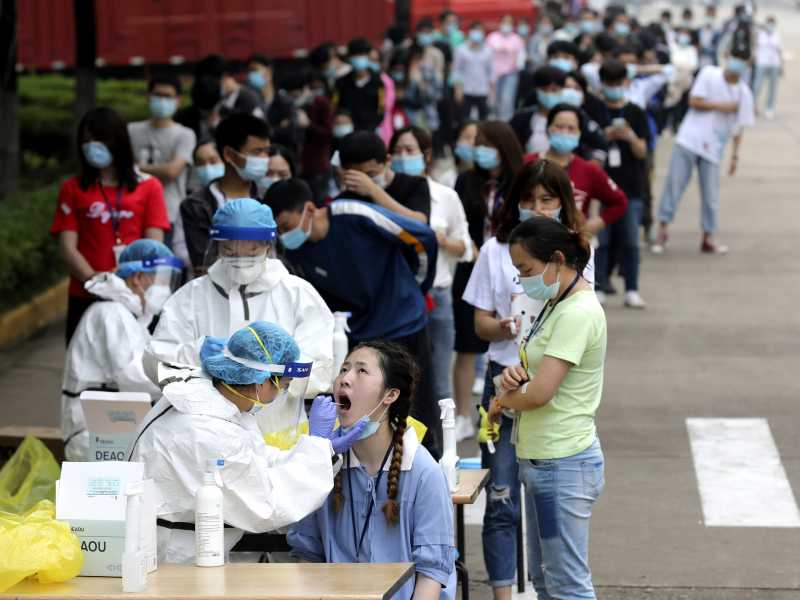 Test anti Covid-19 in una strada di Wuhan, in Cina, oltre un anno dopo lo scoppio della pandemia (foto Ap/LaPresse)&nbsp;<br />
