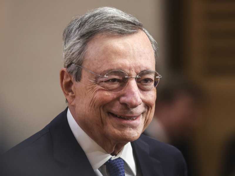 Il naso di Draghi: sbadigli, inquisitori e debito comune. Meloni fa staffetta e lo cita con gratitudine