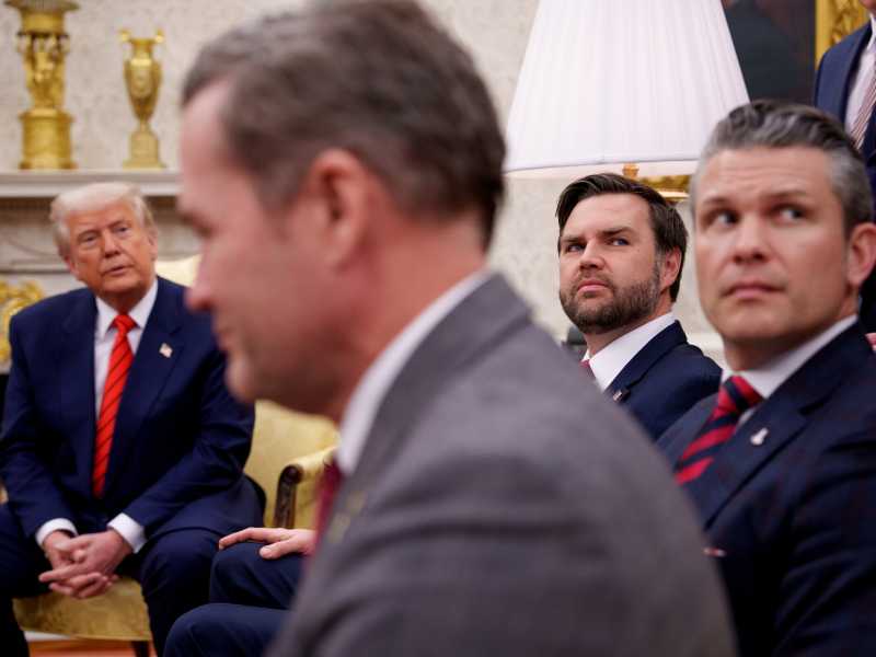 Trump con il consigliere per la sicurezza Michael Waltz (in primo piano, fuori fuoco), JD Vance e il segretario alla Difesa Pete Hegseth (Foto di Andrew Harnik/Getty) <br />