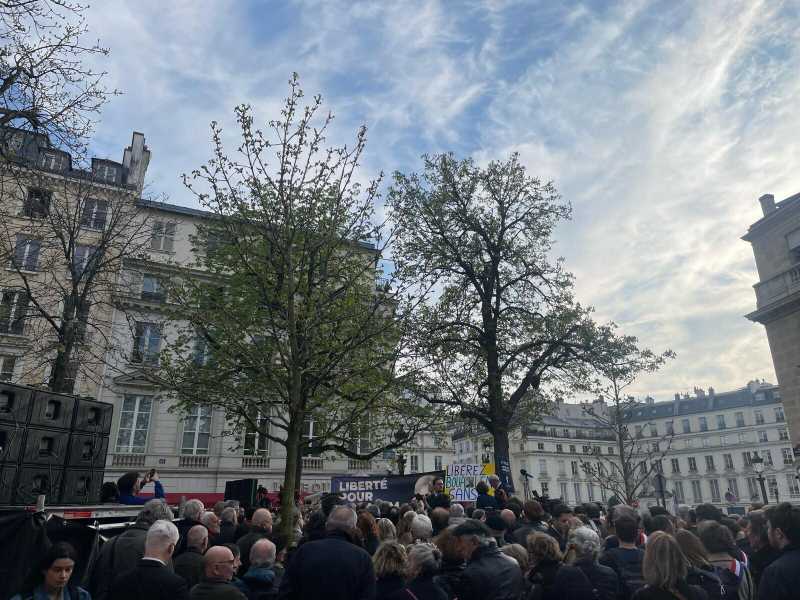 Le parole, la solidarietà e una piccola speranza nella piazza per Sansal, a Parigi