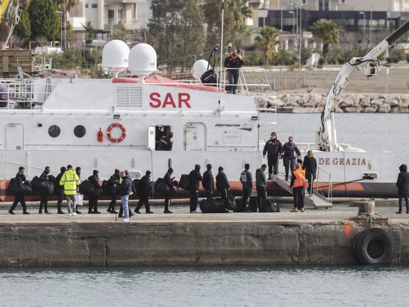 La Guardia costiera italiana si occupa del trasferimento dei migranti dai centri in Albania (AP Photo/Vlasov Sulaj) <br />