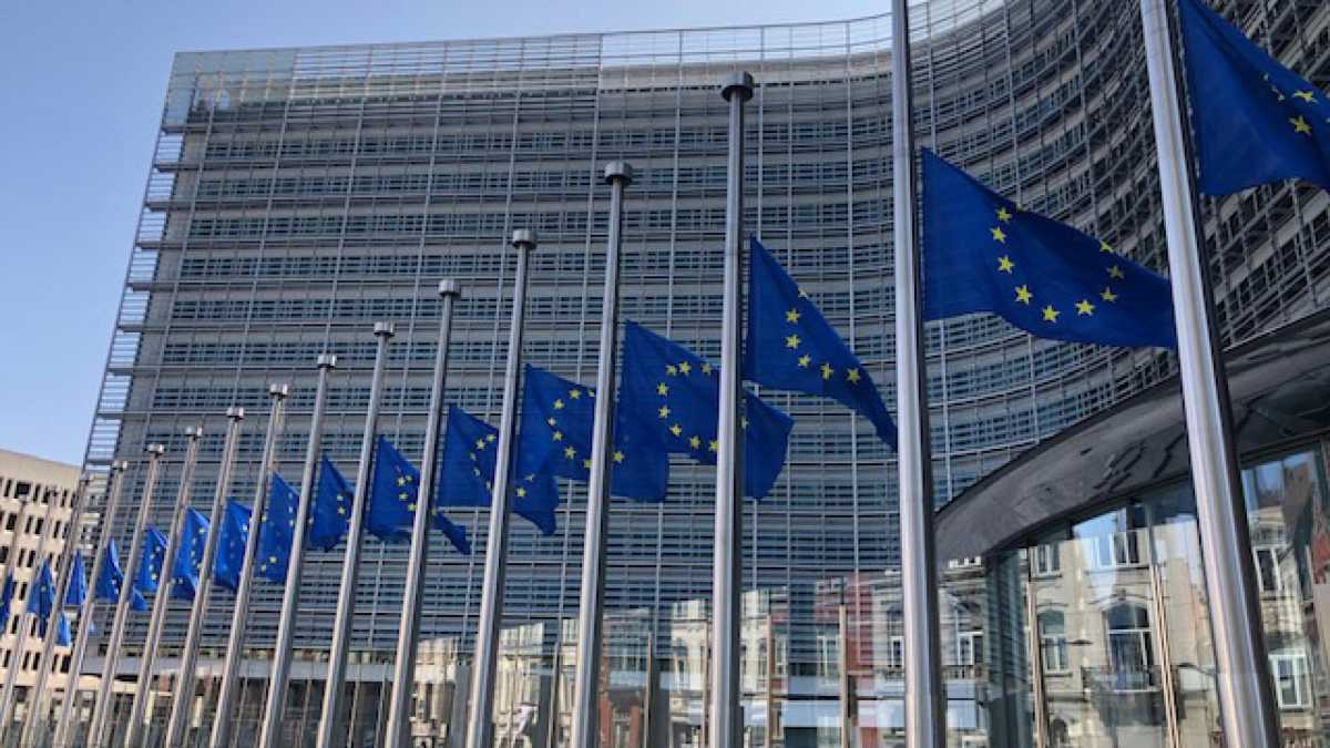 Immagine di Sicurezza, difesa e inflazione. Ecco che cosa ci preoccupa davvero, secondo l'Eurobarometro