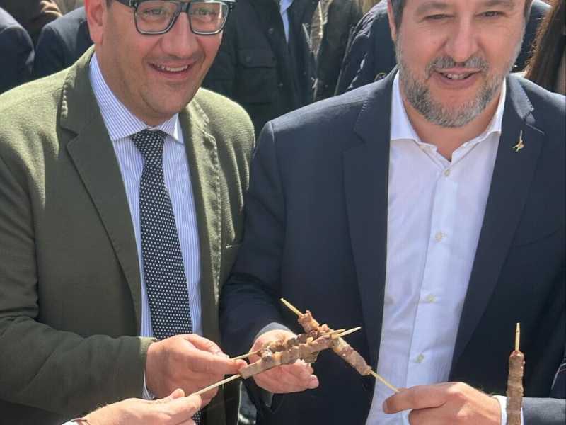 Gli arrosticini di Salvini, tra un vertice a Palazzo Chigi e un question time alla Camera