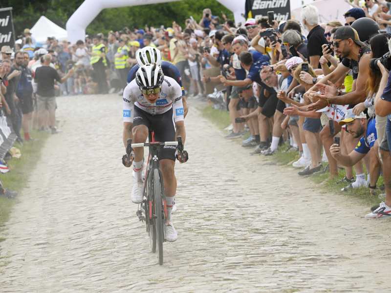 Tadej Pogacar durante la 5a tappa del Tour de France 2025, quella che percorreva parte del pav&eacute; della Parigi-Roubaix (foto Getty Images)
