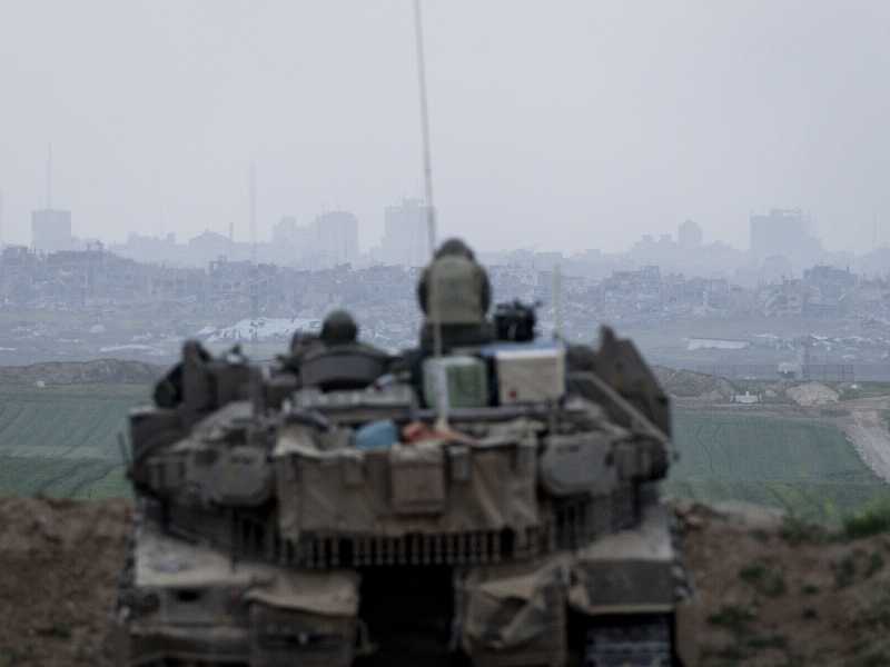 Soldati israeliani seduti su un carro armato di fronte alla Striscia di Gaza il 18 marzo 2025 (Foto di Amir Levy/Getty Images)&nbsp;<br />