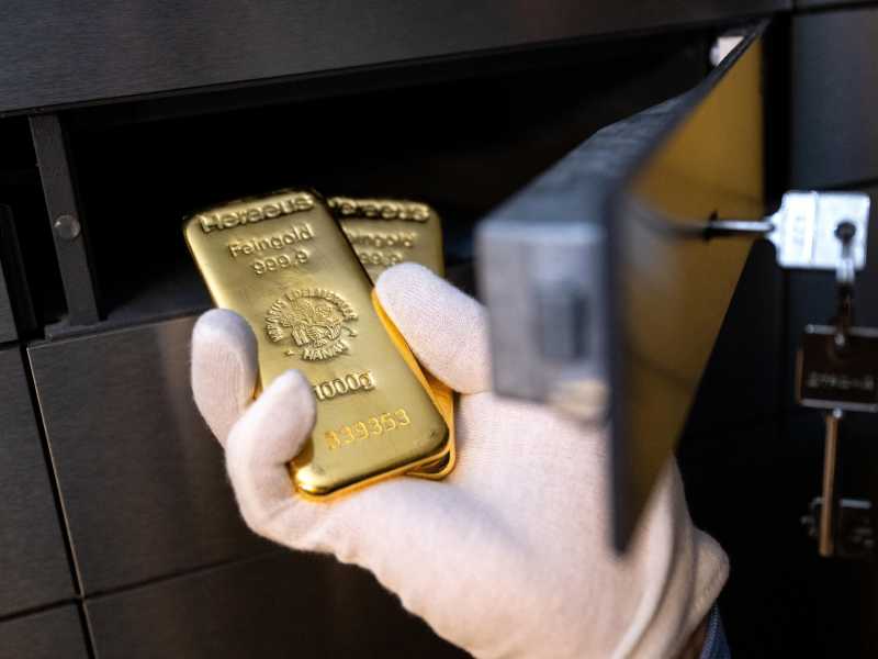 Monaco di Baviera, un uomo mette due lingotti d'oro in un caveau del commerciante di metalli preziosi Pro Aurum (Getty Images)&nbsp;<br />