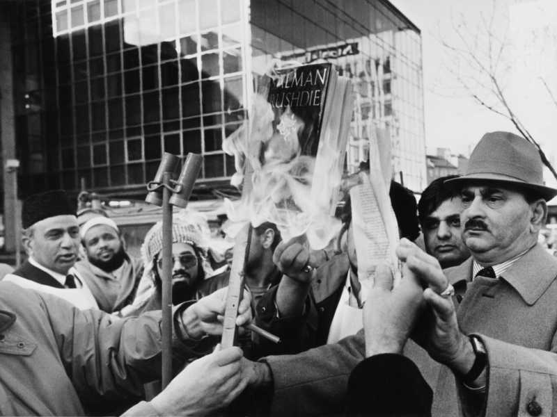 Un rogo di libri di Salman Rushdie a Bradford, Regno Unito, nel 1988 (Getty) <br />