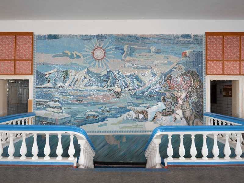 Norvegia, Pyramiden: un mosaico nell'ex mensa dell'insediamento minerario sovietico abbandonato (Sebastian Kahnert/Getty Images) <br />