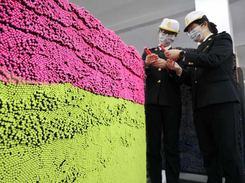 Funzionari doganali cinesi ispezionano un ordine di esportazione di matite colorate nell'officina di un produttore a Binzhou (Costfoto/Getty Images)&nbsp;<br />