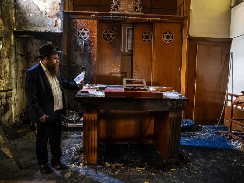 Il rabbino di Rouen ispeziona i danni all'interno della sinagoga data alle fiamme il 17 maggio 2024 (EPA/CHRISTOPHE PETIT TESSON)&nbsp;<br />