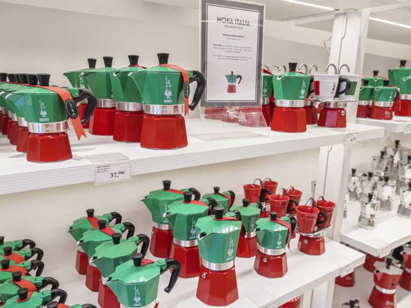 Roma, Via del Corso, moka tricolore della Bialetti in esposizione (Foto di Jeffrey Greenberg/Getty Images) <br />
